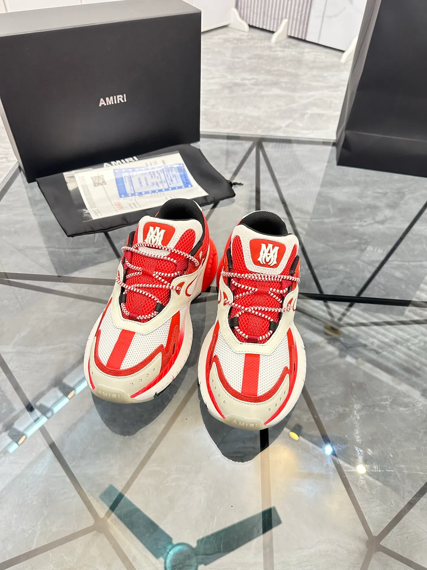 Men's shoes: 💰P720¥ Guangzhou top quality Product trademark: AMIRI* "Amir*" low-top casual shoes Regular size: 39-44 (can be customized to 45) Product materials: upper imported first-layer cowhide stitching original material, breathable lining, original outsole. Number: 525